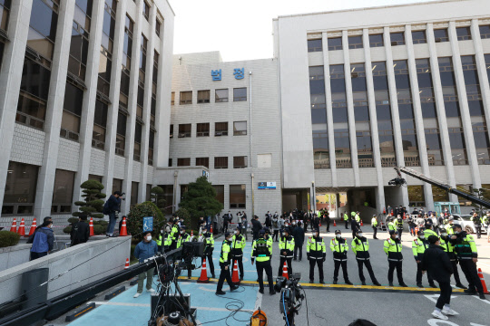 '전두환 출석' 대비하는 광주법원      (광주=연합뉴스) 정회성 기자 = 27일 전두환 전 대통령이 피고인으로 출석 예정인 광주지방법원에 경찰 통제선이 설치돼 있다. 전씨는 5·18 민주화운동 당시 헬기사격을 목격했다고 증언한 고(故) 조비오 신부를 2017년 4월 출간한 회고록에서 '성직자라는 말이 무색한 파렴치한 거짓말쟁이'라고 비난해 명예를 훼손한 혐의로 재판에 넘겨졌다. 2020.4.27      hs@yna.co.kr  (끝)